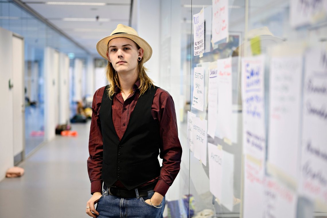 Studerende Harald Toksværd, Religionsvidenskab, som tog talerstolen til universitets årsfest som en del af protesten, da studerende fra humaniora på Københavns Universitet Søndre Campus på Amager blokerer ledelseskontoret og en administrationsgang i protest mod ny målplan fredag den 15. november 2019. Blokaden har stået på i 19 dage og er startet af HUM-rådet i protest mod en ny målplan, hvor de ikke føler sig hørt og som bl.a. vil betyde sammenlægning af nogle mindre fag.. (Foto: Philip Davali/Ritzau Scanpix) Studerende Harald Toksværd, Religionsvidenskab, som tog talerstolen til universitets årsfest som en del af protesten, da studerende fra humaniora på Københavns Universitet Søndre Campus på Amager blokerer ledelseskontoret og en administrationsgang i protest mod ny målplan fredag den 15. november 2019. Blokaden har stået på i 19 dage og er startet af HUM-rådet i protest mod en ny målplan, hvor de ikke føler sig hørt og som bl.a. vil betyde sammenlægning af nogle mindre fag.. (Foto: Philip Davali/Ritzau Scanpix)