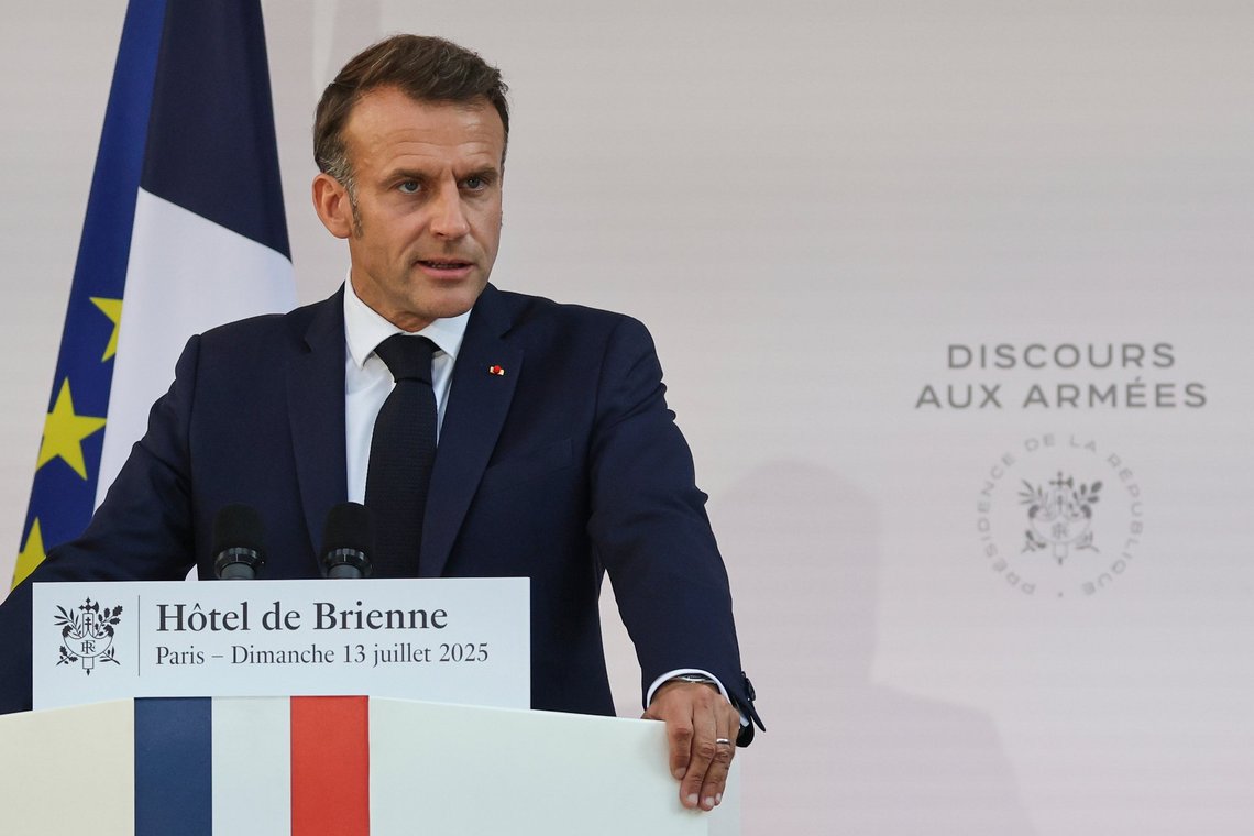 Den franske præsident Emmanuel Macron taler til hærledere på Hotel le Brienne den 13. juli 2025 forud for paraden på Bastilledagen i Paris. Foto: Ludovic Marin, AP-NTB. Den franske præsident Emmanuel Macron taler til hærledere på Hotel le Brienne den 13. juli 2025 forud for paraden på Bastilledagen i Paris. Foto: Ludovic Marin, AP-NTB.