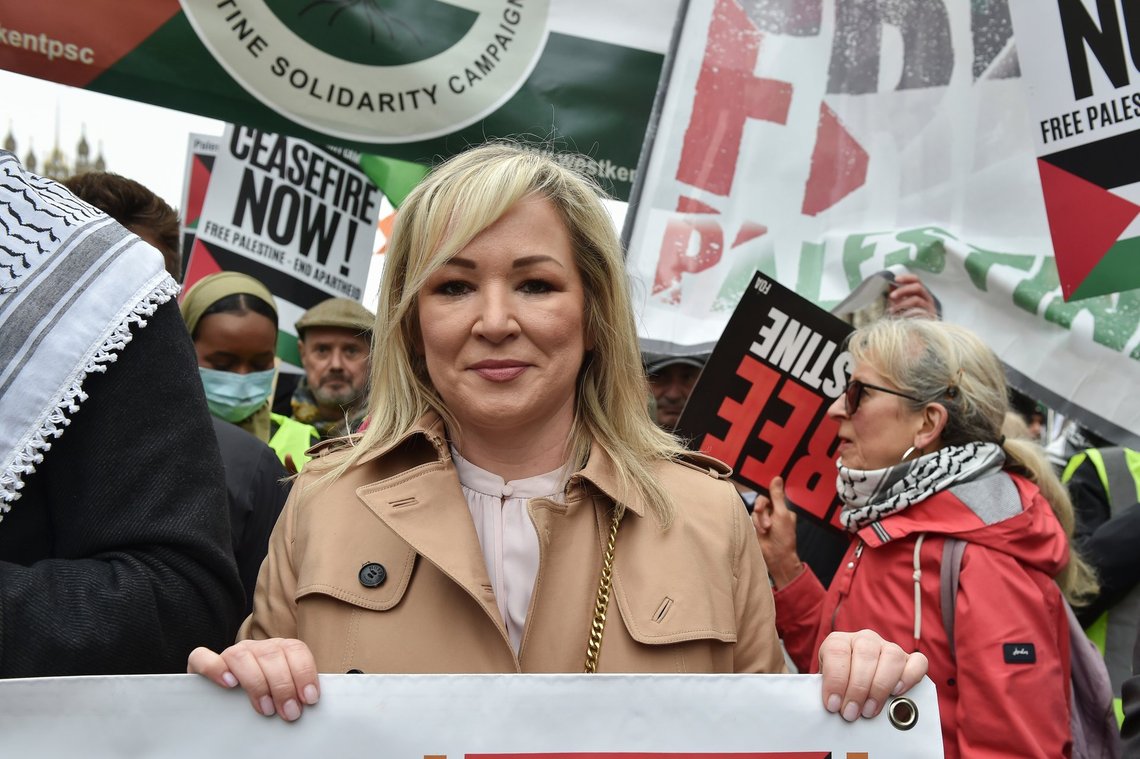 Velklædte britiske politikere deltager også i pro-palæstinensiske demonstrationer. Her deltager Nordirlands førsteminister Michelle O'Neill i en pro-palæstinensisk demonstration i London lørdag den 27. april 2024. Foto: AP /Thomas Krych/ NTB Velklædte britiske politikere deltager også i pro-palæstinensiske demonstrationer. Her deltager Nordirlands førsteminister Michelle O'Neill i en pro-palæstinensisk demonstration i London lørdag den 27. april 2024. Foto: AP /Thomas Krych/ NTB