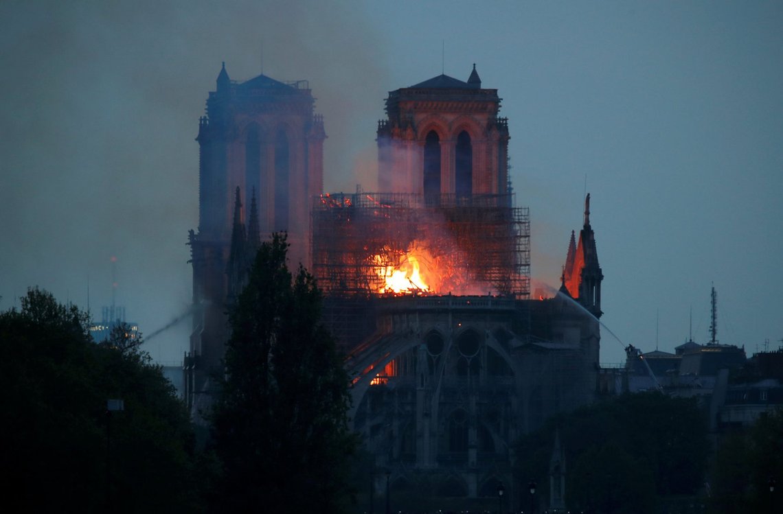 Brandmænd forsøger at slukke flammerne i den brændende Notre Dame-katedral i Paris, Frankrig, den 15. april 2019. Foto: REUTERS /Charles Platiau/ NTB Brandmænd forsøger at slukke flammerne i den brændende Notre Dame-katedral i Paris, Frankrig, den 15. april 2019. Foto: REUTERS /Charles Platiau/ NTB