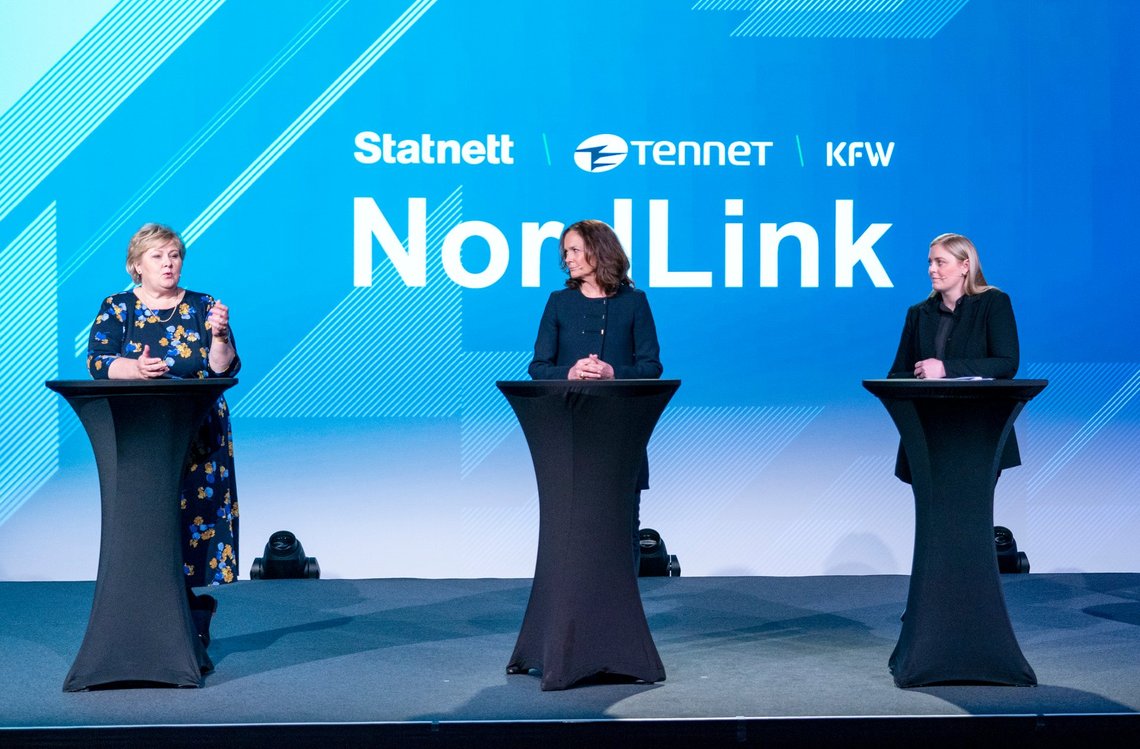 Statsminister Erna Solberg, Hilde Tonne, administrerende direktør for Statnett, og Tina Bru, olie- og energiminister, ved åbningen af den første elforbindelse mellem Norge og Tyskland i maj sidste år. Kablet har næsten udelukkende været brugt til eksport af norsk strøm. Foto: Gorm Kallestad / NTB Statsminister Erna Solberg, Hilde Tonne, administrerende direktør for Statnett, og Tina Bru, olie- og energiminister, ved åbningen af den første elforbindelse mellem Norge og Tyskland i maj sidste år. Kablet har næsten udelukkende været brugt til eksport af norsk strøm. Foto: Gorm Kallestad / NTB
