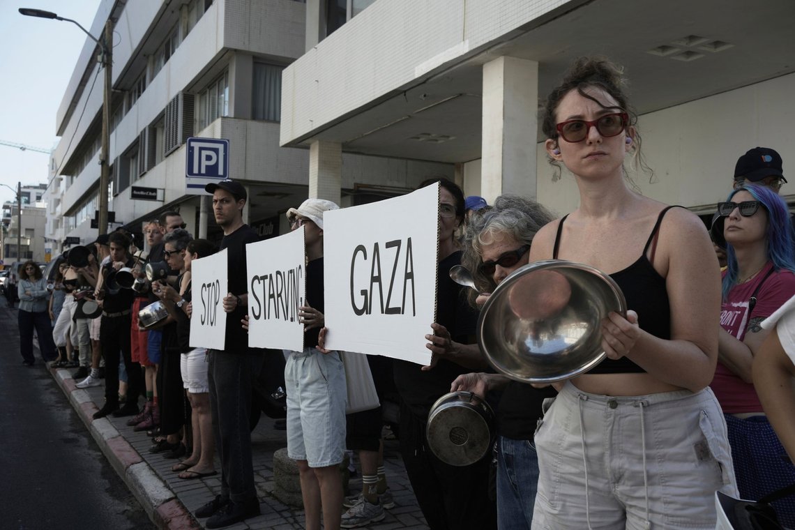 NTB har naturligvis fundet et billede af nogle radikale israelske aktivister, der torsdag demonstrerede uden for den amerikanske ambassade i Tel Aviv med krav om, at der slippes mere nødhjælp ind til palæstinenserne i Gaza. Foto: AP / NTB NTB har naturligvis fundet et billede af nogle radikale israelske aktivister, der torsdag demonstrerede uden for den amerikanske ambassade i Tel Aviv med krav om, at der slippes mere nødhjælp ind til palæstinenserne i Gaza. Foto: AP / NTB