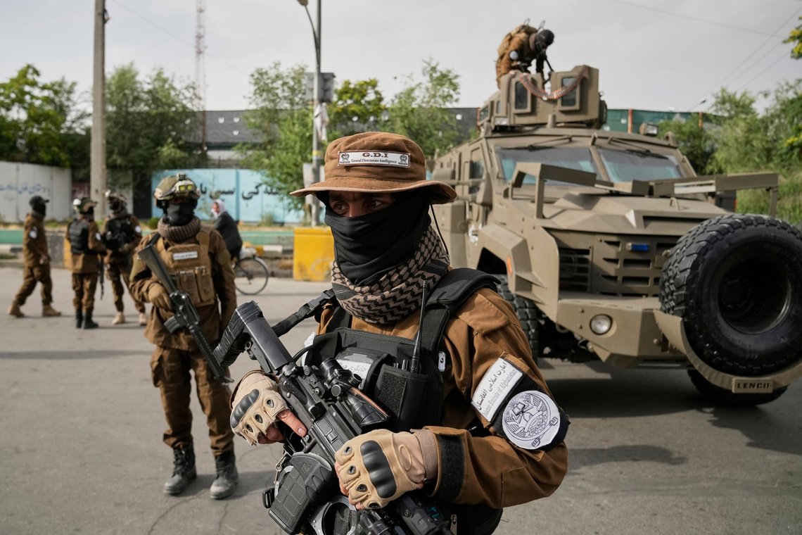 Taleban-krigere importeres til Storbritannien efter en enorm skandale. Her står nogle af dem vagt foran den tidligere amerikanske ambassade dagen før Eid al-Adha, eller "Offerfesten", i Kabul, Afghanistan, fredag den 6. juni 2025. Foto: AP /Ebrahim Noroozi/ NTB Taleban-krigere importeres til Storbritannien efter en enorm skandale. Her står nogle af dem vagt foran den tidligere amerikanske ambassade dagen før Eid al-Adha, eller "Offerfesten", i Kabul, Afghanistan, fredag den 6. juni 2025. Foto: AP /Ebrahim Noroozi/ NTB