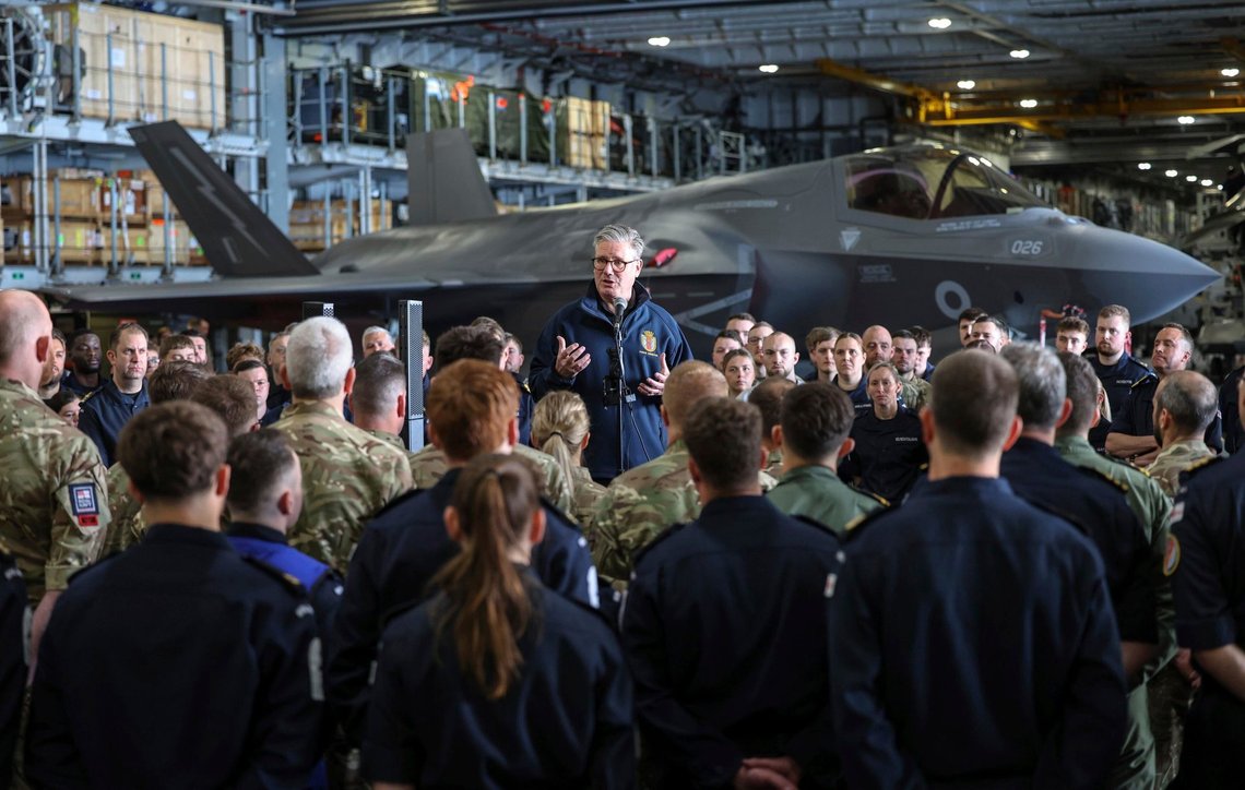 Storbritanniens premierminister Keir Starmer taler til besætningen på HMS Prince of Wales, Royal Navys flagskib, foran et F35-jagerfly i hangaren på hangarskibet i Plymouth, England, i april 2025. Dette var før hangarskipgruppens åtte måneders utplassering til Indo-Stillehavsregionen på operasjon Highmast. Foto: Richard Pohle /Pool via AP/ NTB Storbritanniens premierminister Keir Starmer taler til besætningen på HMS Prince of Wales, Royal Navys flagskib, foran et F35-jagerfly i hangaren på hangarskibet i Plymouth, England, i april 2025. Dette var før hangarskipgruppens åtte måneders utplassering til Indo-Stillehavsregionen på operasjon Highmast. Foto: Richard Pohle /Pool via AP/ NTB