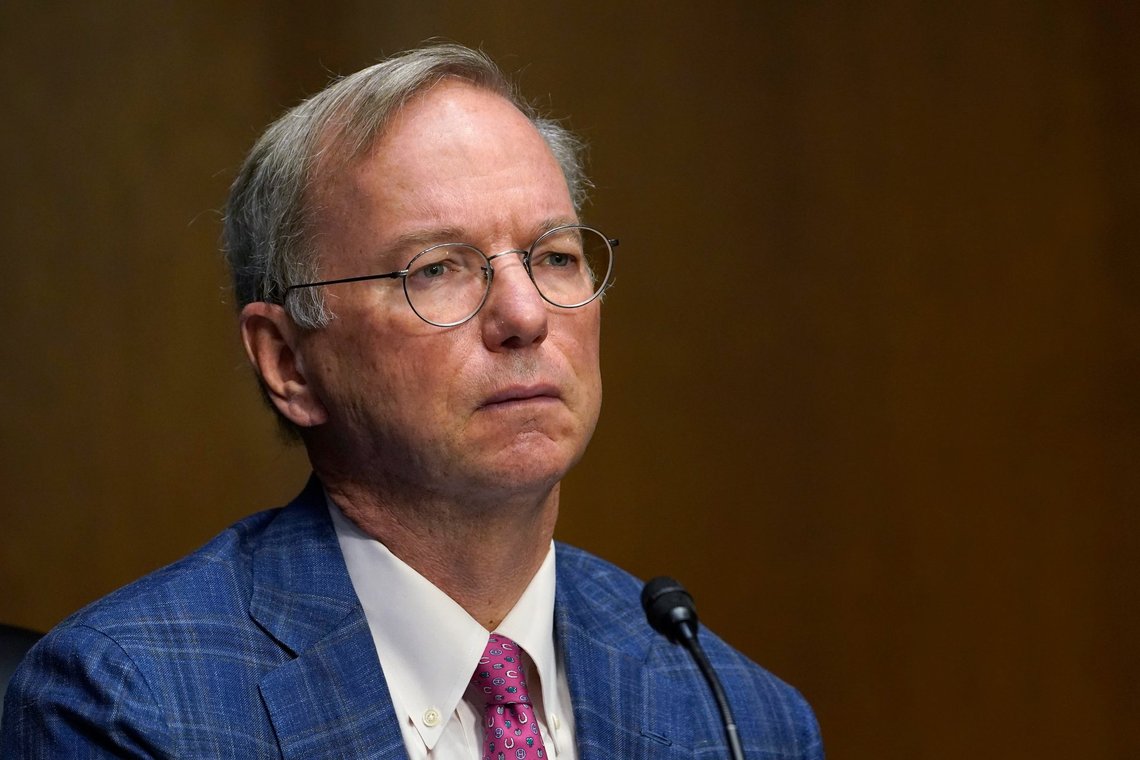 Eric E. Schmidt, medstifter af Schmidt Futures, lytter på Capitol Hill i Washington den 23. februar 2021 under en høring om nye teknologier og deres indvirkning på den nationale sikkerhed. Foto: Susan Walsh, AP-NTB. Eric E. Schmidt, medstifter af Schmidt Futures, lytter på Capitol Hill i Washington den 23. februar 2021 under en høring om nye teknologier og deres indvirkning på den nationale sikkerhed. Foto: Susan Walsh, AP-NTB.