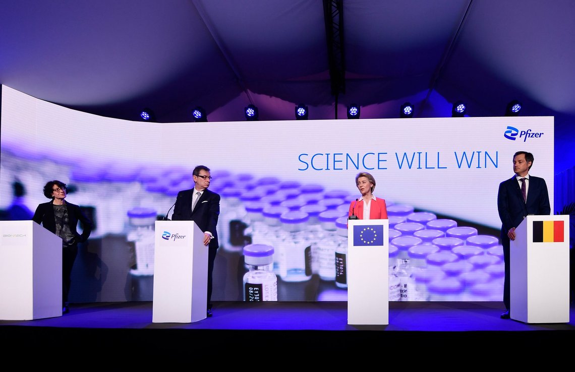 Fra venstre den tyske forsker, CMO og medstifter af BioNTech Ozlem Tureci, Pfizers CEO Albert Bourla, Europa-Kommissionens formand Ursula von der Leyen og den belgiske premierminister Alexander De Croo holder en tale under et officielt besøg hos medicinalvirksomheden Pfizer i Puurs, Belgien, den 23. april 2021. Foto: John Thys, AP-NTB. Fra venstre den tyske forsker, CMO og medstifter af BioNTech Ozlem Tureci, Pfizers CEO Albert Bourla, Europa-Kommissionens formand Ursula von der Leyen og den belgiske premierminister Alexander De Croo holder en tale under et officielt besøg hos medicinalvirksomheden Pfizer i Puurs, Belgien, den 23. april 2021. Foto: John Thys, AP-NTB.