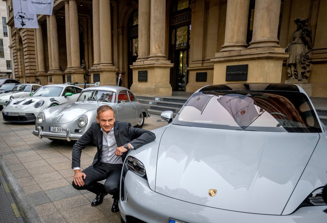 Porsches administrerende direktør, Oliver Blume, knæler foran en række af producentens modeller ved virksomhedens børsnotering. Frankfurt den 29. september 2022. Foto: Michael Probst / AP / NTB. Porsches administrerende direktør, Oliver Blume, knæler foran en række af producentens modeller ved virksomhedens børsnotering. Frankfurt den 29. september 2022. Foto: Michael Probst / AP / NTB.