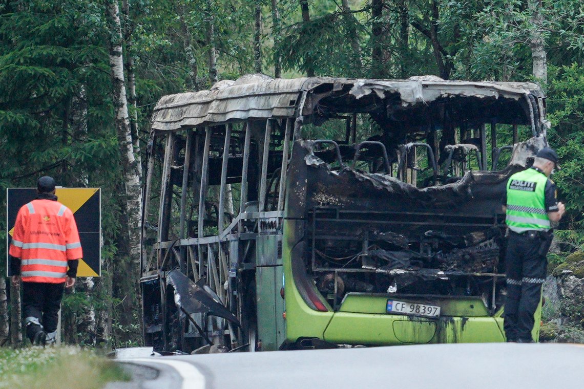 Sydøst for Oslo, i Nordre Follo, 20250705. Tre personer er blevet kørt til hospitalet med alvorlige forbrændinger efter en brand i en bus i Nordre Follo. Foto: Stian Lysberg Solum / NTB Sydøst for Oslo, i Nordre Follo, 20250705. Tre personer er blevet kørt til hospitalet med alvorlige forbrændinger efter en brand i en bus i Nordre Follo. Foto: Stian Lysberg Solum / NTB