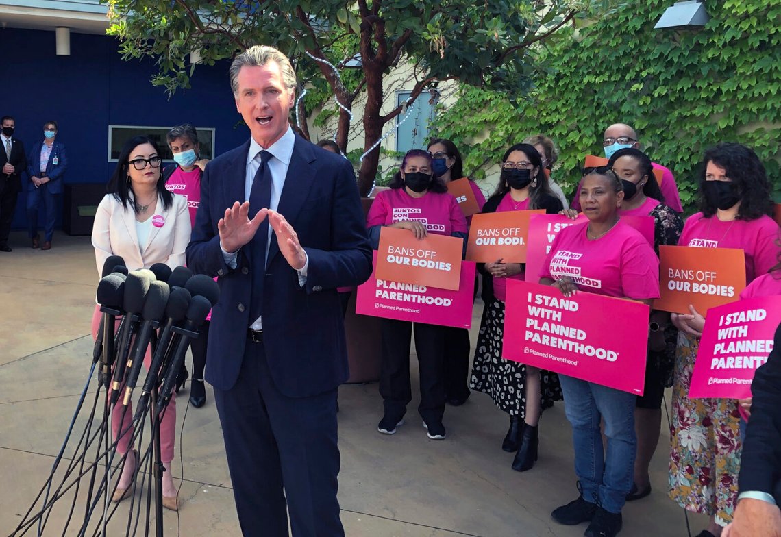 Californiens guvernør Gavin Newsom taler til arbejdere og frivillige på et Planned Parenthood-kontor i Los Angeles i maj 2022. Newsom annoncerede samme måned, at han foreslog at bruge skatteydernes penge til at betale for aborter for kvinder, der ikke har råd til dem. Foto: AP /Michael R. Blood/NTB Californiens guvernør Gavin Newsom taler til arbejdere og frivillige på et Planned Parenthood-kontor i Los Angeles i maj 2022. Newsom annoncerede samme måned, at han foreslog at bruge skatteydernes penge til at betale for aborter for kvinder, der ikke har råd til dem. Foto: AP /Michael R. Blood/NTB
