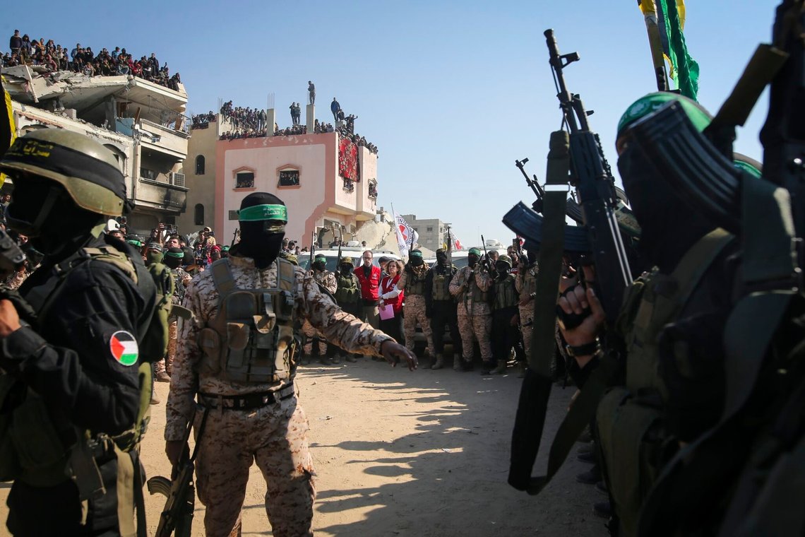 Hamas- og Islamisk Jihad-militante forbereder sig på at udlevere gidsler til Røde Kors i Khan Younis i den sydlige del af Gazastriben den 30. januar 2025. Foto: Jehad Alshrafi / AP / NTB. Hamas- og Islamisk Jihad-militante forbereder sig på at udlevere gidsler til Røde Kors i Khan Younis i den sydlige del af Gazastriben den 30. januar 2025. Foto: Jehad Alshrafi / AP / NTB.