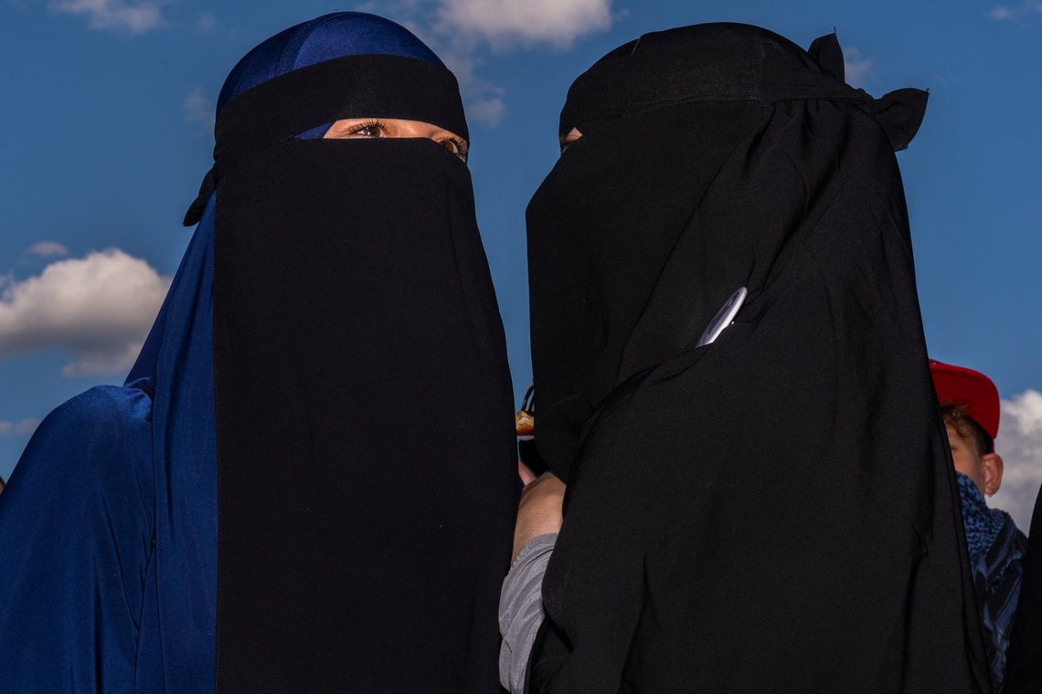 Gruppen Kvinder i Dialog holder demonstration imod første bøde til niqab foran Bellahøj Politistation, fredag den 10. august 2018. (foto: Martin Sylvest/Scanpix Ritzau 2018) Gruppen Kvinder i Dialog holder demonstration imod første bøde til niqab foran Bellahøj Politistation, fredag den 10. august 2018. (foto: Martin Sylvest/Scanpix Ritzau 2018)
