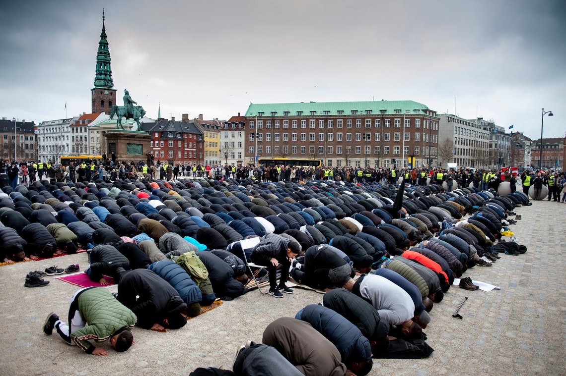 Hizb ut Tahrir Skandinavien holder fredagsbøn på Christiansborg Slotsplads i København fredag den 22. marts 2019. Fredagsbønnen er til støtte for de dræbte muslimer i Christchurch, New Zealand.. (Foto: Liselotte Sabroe/Ritzau Scanpix) Hizb ut Tahrir Skandinavien holder fredagsbøn på Christiansborg Slotsplads i København fredag den 22. marts 2019. Fredagsbønnen er til støtte for de dræbte muslimer i Christchurch, New Zealand.. (Foto: Liselotte Sabroe/Ritzau Scanpix)