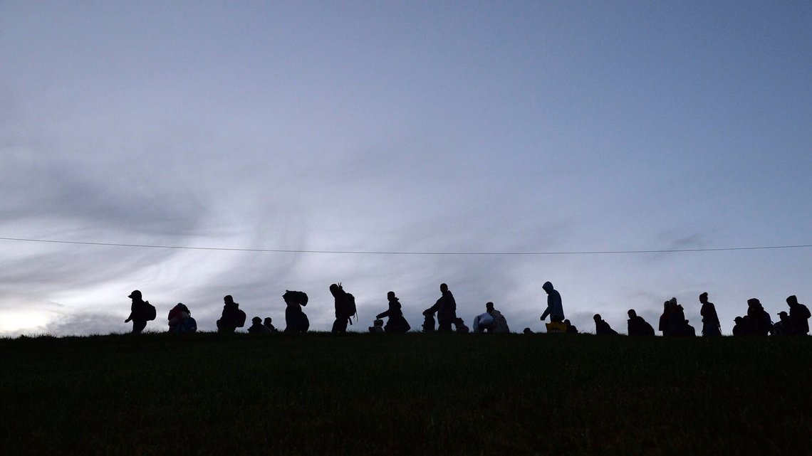 En gruppe migranter krydser grænsen mellem Østrig og Tyskland under den store migrationsbølge i 2015. Foto: Kerstin Joensson / AP / NTB. En gruppe migranter krydser grænsen mellem Østrig og Tyskland under den store migrationsbølge i 2015. Foto: Kerstin Joensson / AP / NTB.