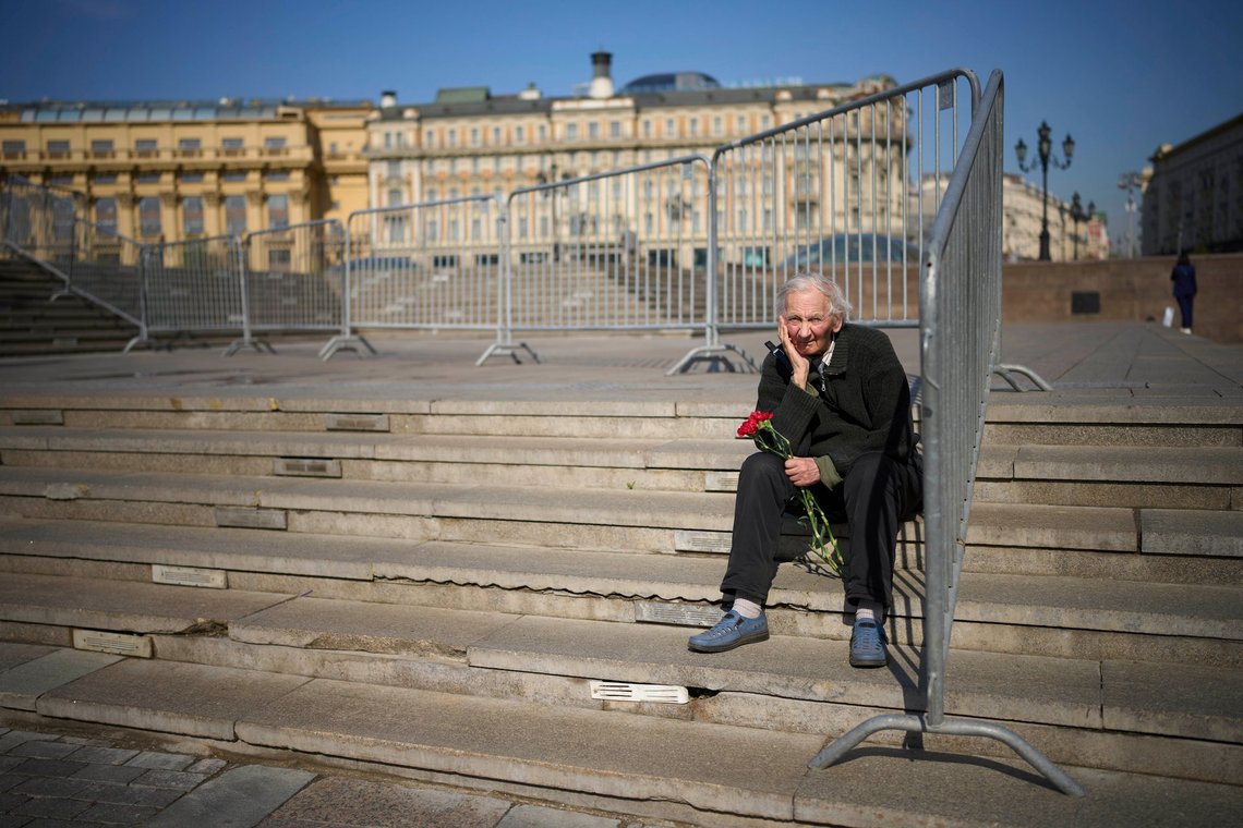 An elderly man holds a few red carnations as he waits to lay flowers at the Mausoleum of the Soviet founder Vladimir Lenin marking the 155th anniversary of his birth near Red Square in Moscow, Russia, on Tuesday, April 22, 2025. (AP Photo/Alexander Zemlianichenko) An elderly man holds a few red carnations as he waits to lay flowers at the Mausoleum of the Soviet founder Vladimir Lenin marking the 155th anniversary of his birth near Red Square in Moscow, Russia, on Tuesday, April 22, 2025. (AP Photo/Alexander Zemlianichenko)