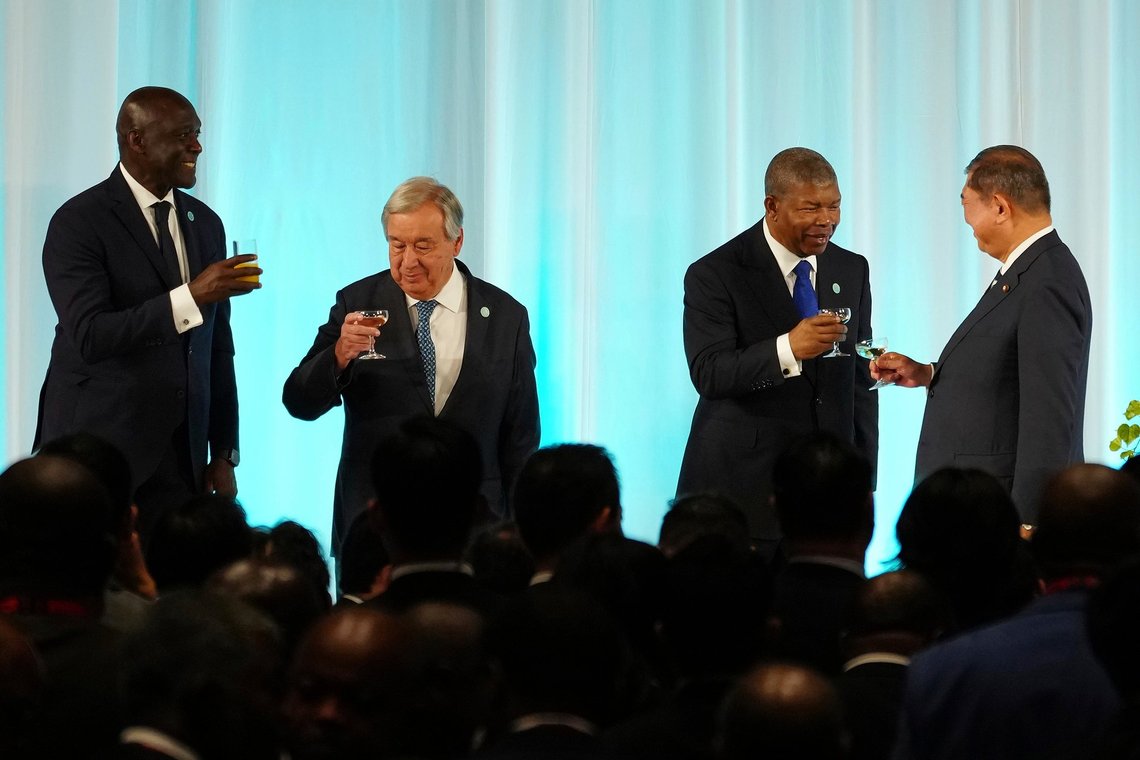 Administrerende direktør i International Finance Corporation (IFC) Makhtar Diop, FN's generalsekretær Antonio Guterres, Angolas præsident og formand for Den Afrikanske Union Joao Lourenco og Japans premierminister Shigeru Ishiba skåler under en velkomstreception på TICAD. Foto: Jia Haocheng/Pool Photo via AP/ NTB. Administrerende direktør i International Finance Corporation (IFC) Makhtar Diop, FN's generalsekretær Antonio Guterres, Angolas præsident og formand for Den Afrikanske Union Joao Lourenco og Japans premierminister Shigeru Ishiba skåler under en velkomstreception på TICAD. Foto: Jia Haocheng/Pool Photo via AP/ NTB.