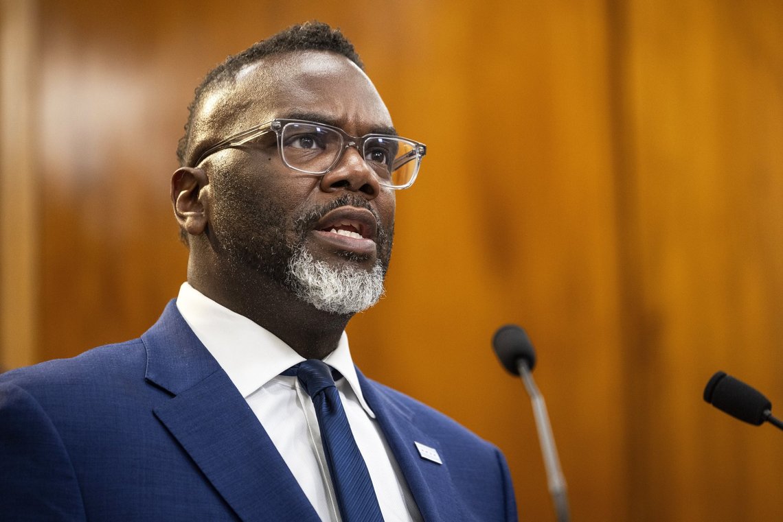Brandon Johnson (D) fra Chicago anses af mange for at være den værste borgmester i USA. Nu lover han optøjer, hvis Trump sender Nationalgarden til den hyperkriminelle by, han regerer. Foto: Ashlee Rezin /Chicago Sun-Times via AP/ NTB Brandon Johnson (D) fra Chicago anses af mange for at være den værste borgmester i USA. Nu lover han optøjer, hvis Trump sender Nationalgarden til den hyperkriminelle by, han regerer. Foto: Ashlee Rezin /Chicago Sun-Times via AP/ NTB