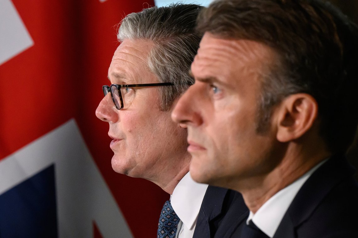 Keir Starmer og Emmanuel Macron er enige om at sende tropper til Ukraine gennem den såkaldte »Koalition af villige«. Når det gælder migrationskrisen, har Starmer givet Macron alle kortene på hånden. Foto: Leon Neal/Pool Photo via AP/NTB Keir Starmer og Emmanuel Macron er enige om at sende tropper til Ukraine gennem den såkaldte »Koalition af villige«. Når det gælder migrationskrisen, har Starmer givet Macron alle kortene på hånden. Foto: Leon Neal/Pool Photo via AP/NTB
