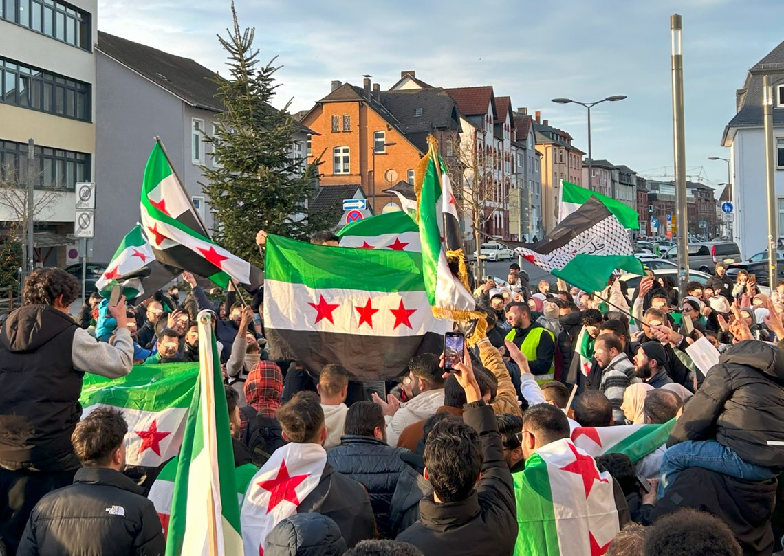 Illustrativt foto fra december 2024, da syrere i Tyskland fejrede Assads fald: Shark1989z CC BY-SA 4.0 Illustrativt foto fra december 2024, da syrere i Tyskland fejrede Assads fald: Shark1989z CC BY-SA 4.0