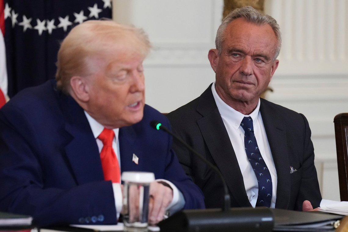 Præsident Donald Trump, til venstre, taler, mens sundhedsminister Robert F. Kennedy Jr. lytter under et Make America Healthy Again (MAHA) Commission Event i Det Hvide Hus den 22. maj 2025 i Washington. Foto: Jacquelyn Martin, AP-NTB. Præsident Donald Trump, til venstre, taler, mens sundhedsminister Robert F. Kennedy Jr. lytter under et Make America Healthy Again (MAHA) Commission Event i Det Hvide Hus den 22. maj 2025 i Washington. Foto: Jacquelyn Martin, AP-NTB.