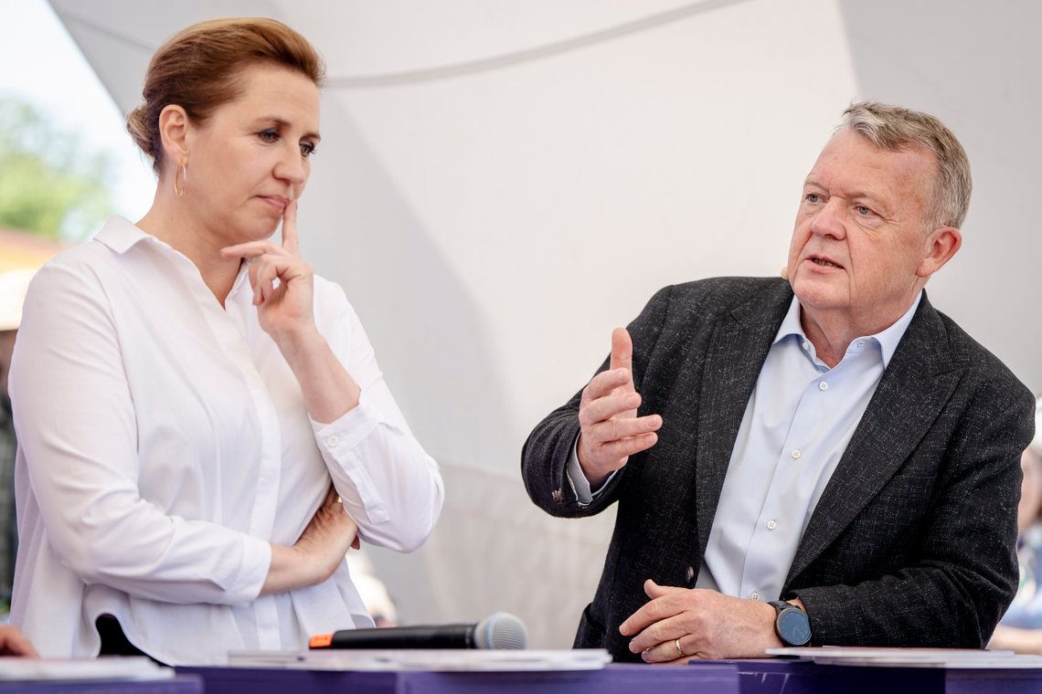 Statsminister Mette Frederiksen (S) og Lars Løkke Rasmussen (M) under debat hos Dansk Industri på Folkemødet på Bornholm torsdag den 12. juni 2025.. (Foto: Mads Claus Rasmussen/Ritzau Scanpix) Statsminister Mette Frederiksen (S) og Lars Løkke Rasmussen (M) under debat hos Dansk Industri på Folkemødet på Bornholm torsdag den 12. juni 2025.. (Foto: Mads Claus Rasmussen/Ritzau Scanpix)