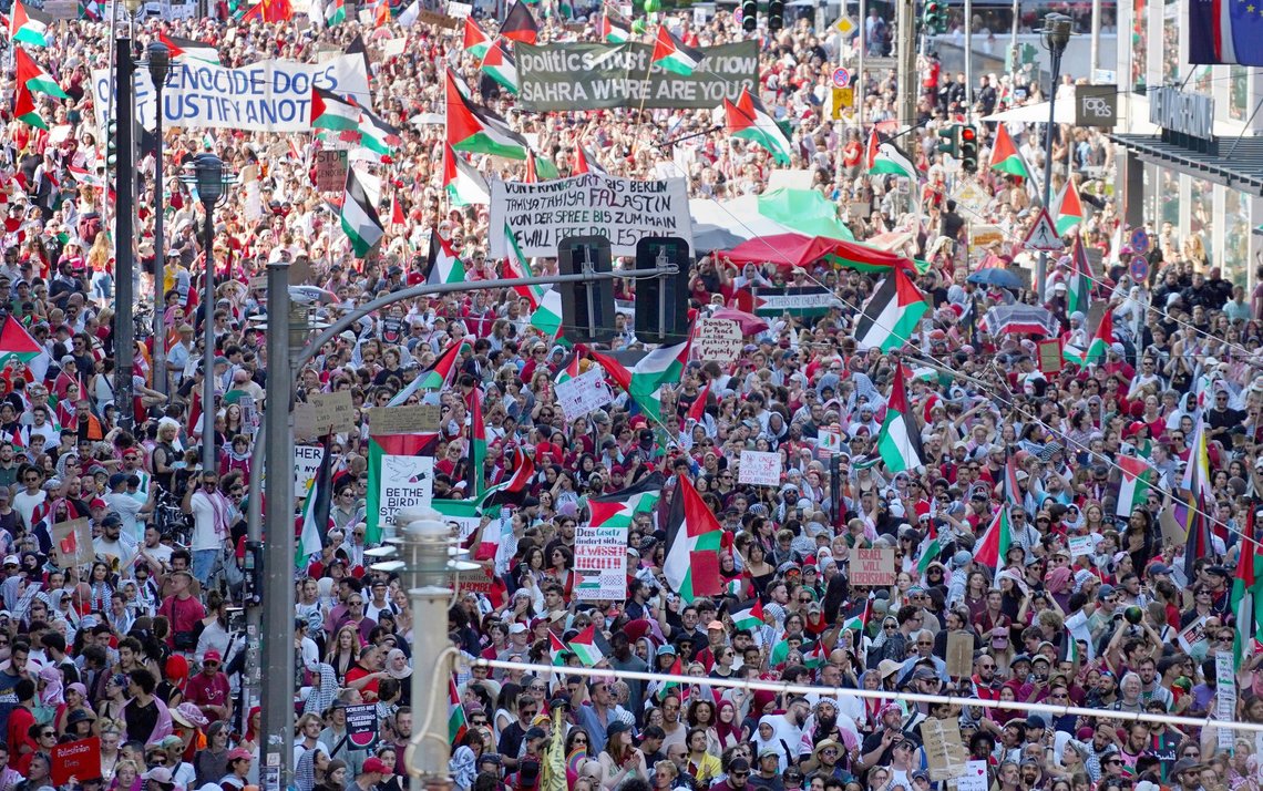 Hele Vesteuropa har været vidne til massive pro-palæstinensiske demonstrationer, her i Berlin lørdag den 21. juni 2025. Foto: Manuel Genolet/dpa via AP/NTB Hele Vesteuropa har været vidne til massive pro-palæstinensiske demonstrationer, her i Berlin lørdag den 21. juni 2025. Foto: Manuel Genolet/dpa via AP/NTB