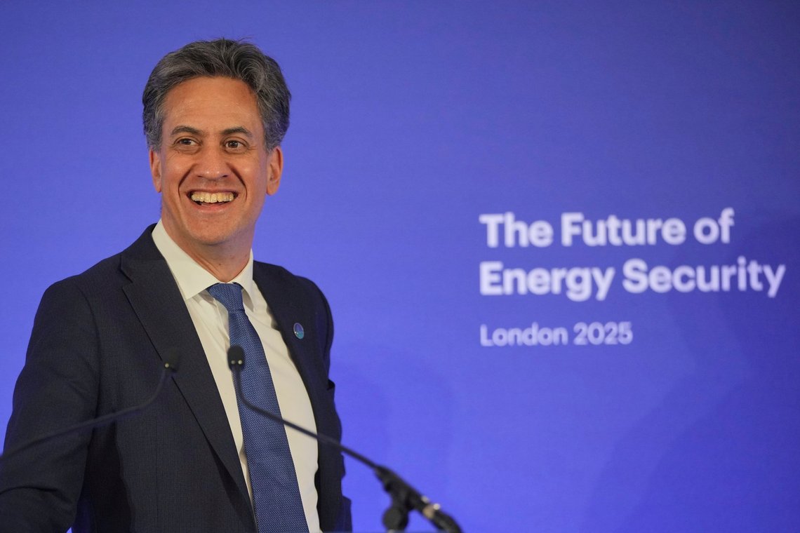 Energiminister Ed Miliband er favorit til at overtage ledelsen af Labour, hvis Keir Starmer bliver afsat. Det lover ikke godt for det britiske folk. Foto: AP/Kin Cheung/NTB Energiminister Ed Miliband er favorit til at overtage ledelsen af Labour, hvis Keir Starmer bliver afsat. Det lover ikke godt for det britiske folk. Foto: AP/Kin Cheung/NTB
