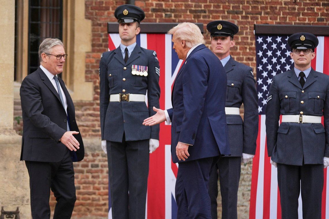 Præsident Donald Trump giver hånd til den britiske premierminister Keir Starmer i Chequers nær Aylesbury, England, torsdag den 18. september 2025. Foto: AP/Evan Vucci/NTB Præsident Donald Trump giver hånd til den britiske premierminister Keir Starmer i Chequers nær Aylesbury, England, torsdag den 18. september 2025. Foto: AP/Evan Vucci/NTB
