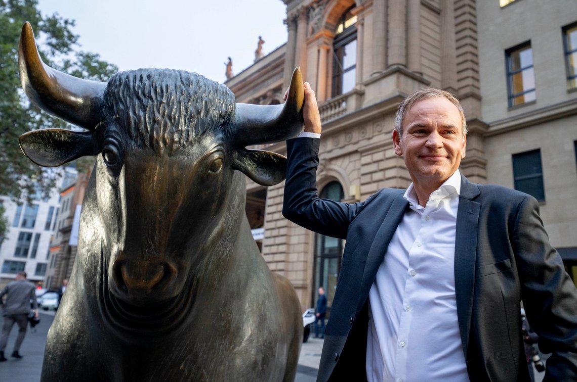 Oliver Blume, administrerende direktør for Volkswagen og Porsche, på Wall Street i bedre tider. Nu kæmper bilproducenten med dårlig efterspørgsel efter elbiler. Foto: AP/Michael Probst/NTB Oliver Blume, administrerende direktør for Volkswagen og Porsche, på Wall Street i bedre tider. Nu kæmper bilproducenten med dårlig efterspørgsel efter elbiler. Foto: AP/Michael Probst/NTB