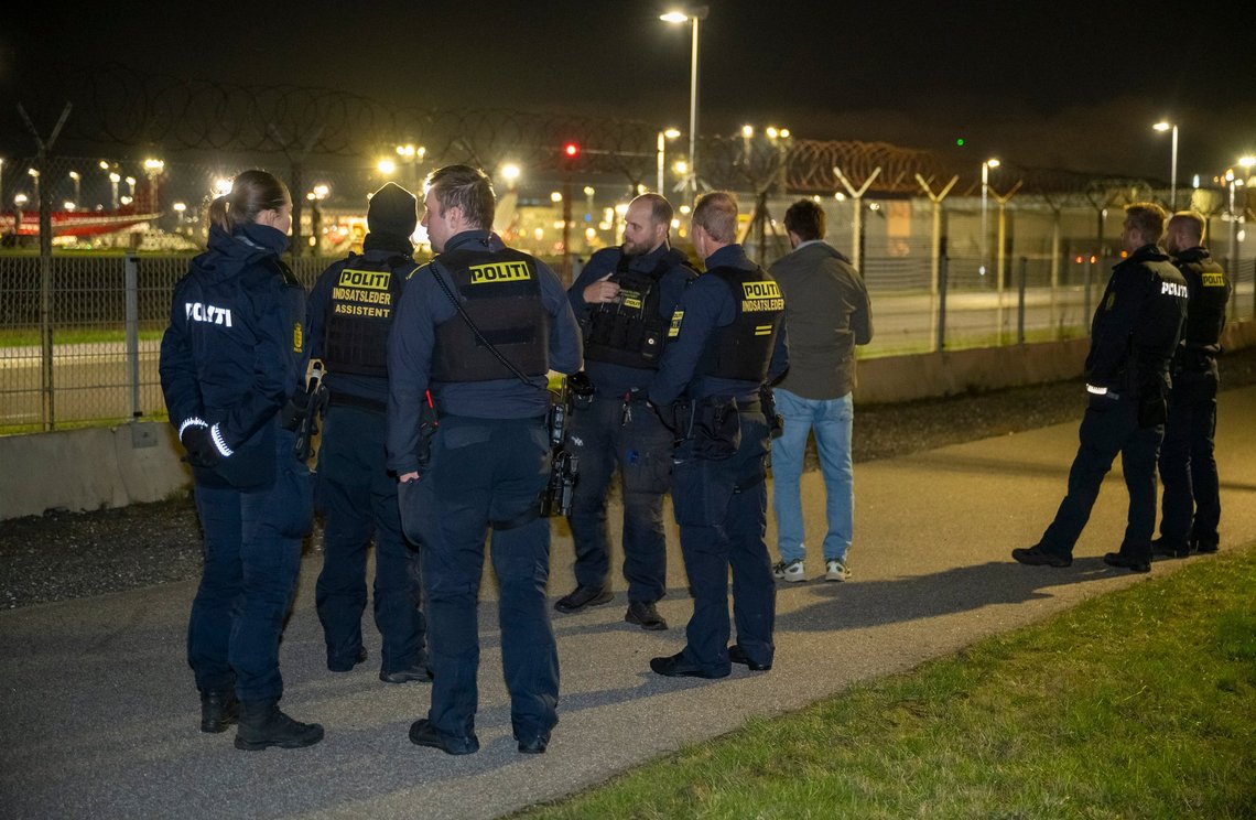 Kastrup, Danmark 20250922.
Politiet er på plass ved en av rullebanene på Kastrup mandag kveld. Mandag kveld, like før klokken 21 over Øresund, kan ingen fly lande eller lette fra Københavns flyplass. Årsaken er to til tre uidentifiserte droner i området.
Foto: Johan Nilsson / TT / NTB Kastrup, Danmark 20250922.
Politiet er på plass ved en av rullebanene på Kastrup mandag kveld. Mandag kveld, like før klokken 21 over Øresund, kan ingen fly lande eller lette fra Københavns flyplass. Årsaken er to til tre uidentifiserte droner i området.
Foto: Johan Nilsson / TT / NTB