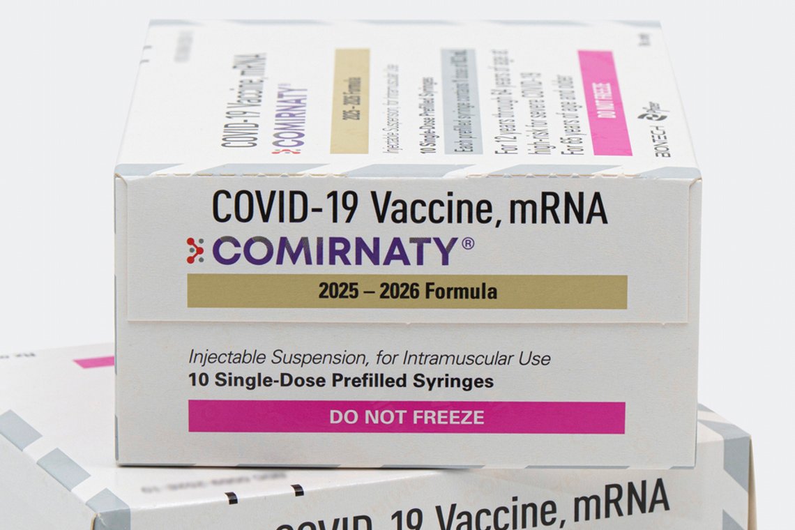 Dette billede fra Pfizer i august 2025 viser kasser med den opdaterede covid-19-vaccine Comirnaty. Pfizer via AP-NTB. Dette billede fra Pfizer i august 2025 viser kasser med den opdaterede covid-19-vaccine Comirnaty. Pfizer via AP-NTB.