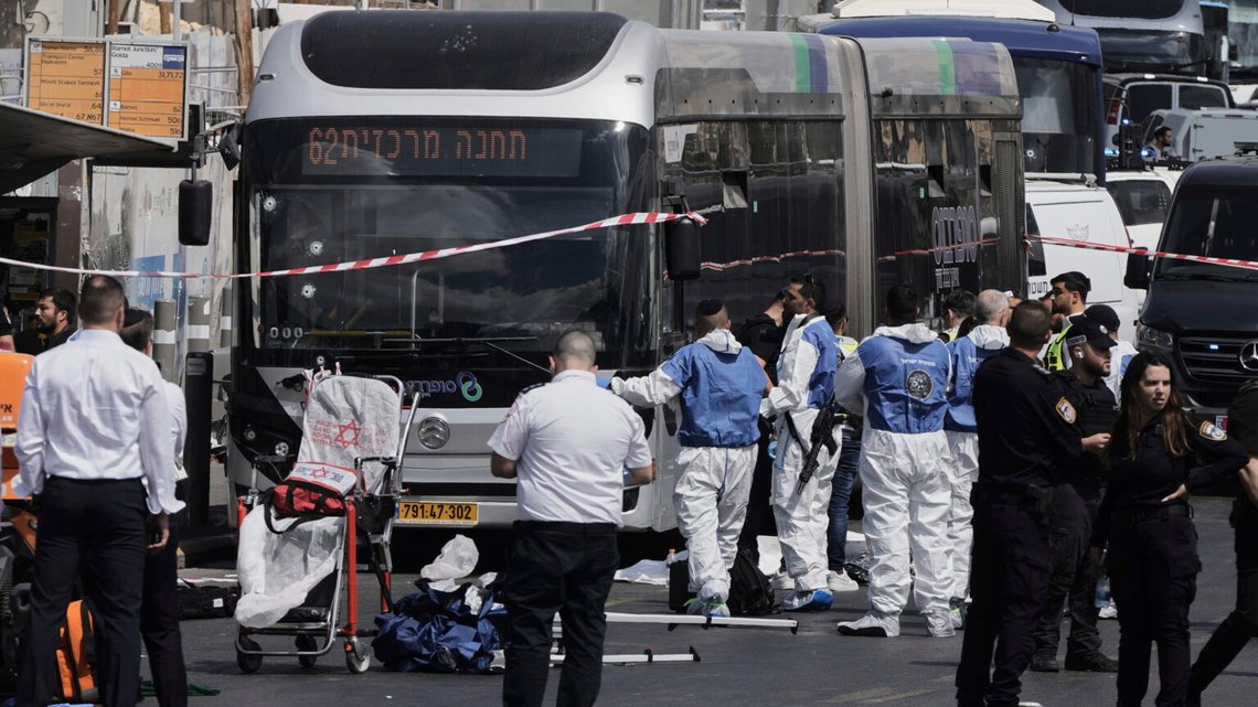 Israelsk politi og redningsarbejdere er rykket ud til stedet for et terrorangreb i Jerusalem den 8. september 2025. Foto: Mahmoud Illean / A Israelsk politi og redningsarbejdere er rykket ud til stedet for et terrorangreb i Jerusalem den 8. september 2025. Foto: Mahmoud Illean / A