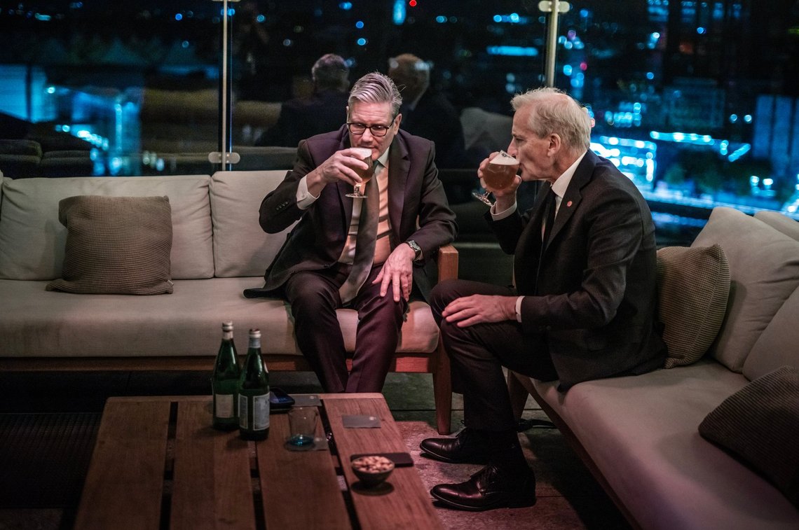 Den norske statsminister Jonas Gahr Støre drak en bayer med den britiske premierminister Keir Starmer onsdag aften. Foto: Ole Berg-Rusten / NTB Den norske statsminister Jonas Gahr Støre drak en bayer med den britiske premierminister Keir Starmer onsdag aften. Foto: Ole Berg-Rusten / NTB