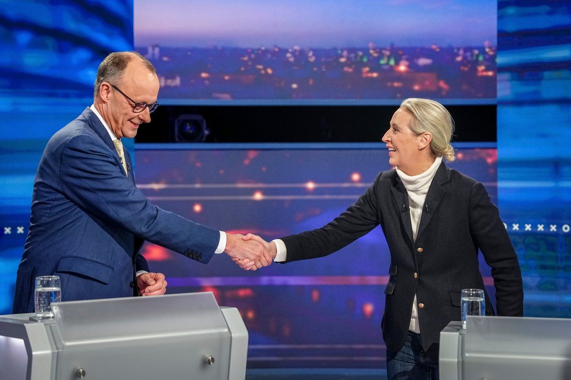 Friedrich Merz hilser på AfD-leder Alice Weidel under en valgdebat i februar. Foto: Kay Nietfeld /DPA via AP/ NTB Friedrich Merz hilser på AfD-leder Alice Weidel under en valgdebat i februar. Foto: Kay Nietfeld /DPA via AP/ NTB