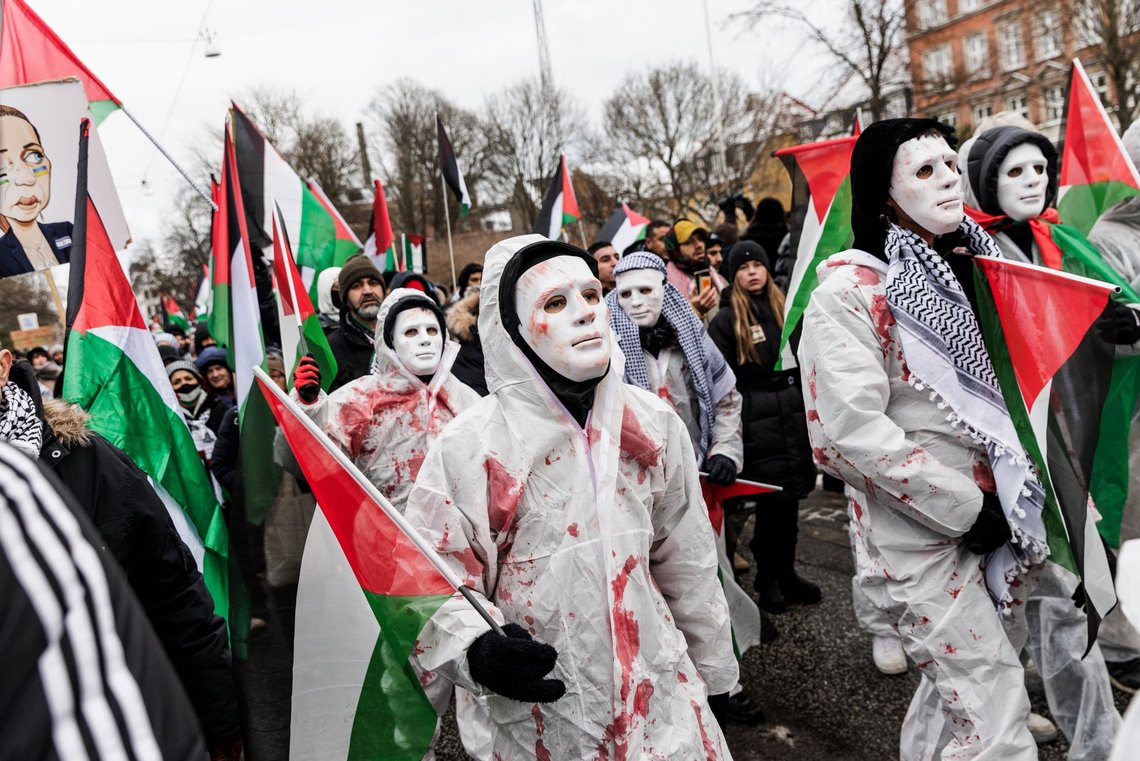 Demonstration, Hele Danmark på gaden for Palæstina - Våbenhvile Nu!, arrangeret af en bred forsamling af Palæstina solidaritetsgrupper og aktivister, går fra Frederiksberg Rådhus til Københavns Rådhus søndag den 7. januar 2024.. (Foto: Ólafur Steinar Rye Gestsson/Ritzau Scanpix) Demonstration, Hele Danmark på gaden for Palæstina - Våbenhvile Nu!, arrangeret af en bred forsamling af Palæstina solidaritetsgrupper og aktivister, går fra Frederiksberg Rådhus til Københavns Rådhus søndag den 7. januar 2024.. (Foto: Ólafur Steinar Rye Gestsson/Ritzau Scanpix)