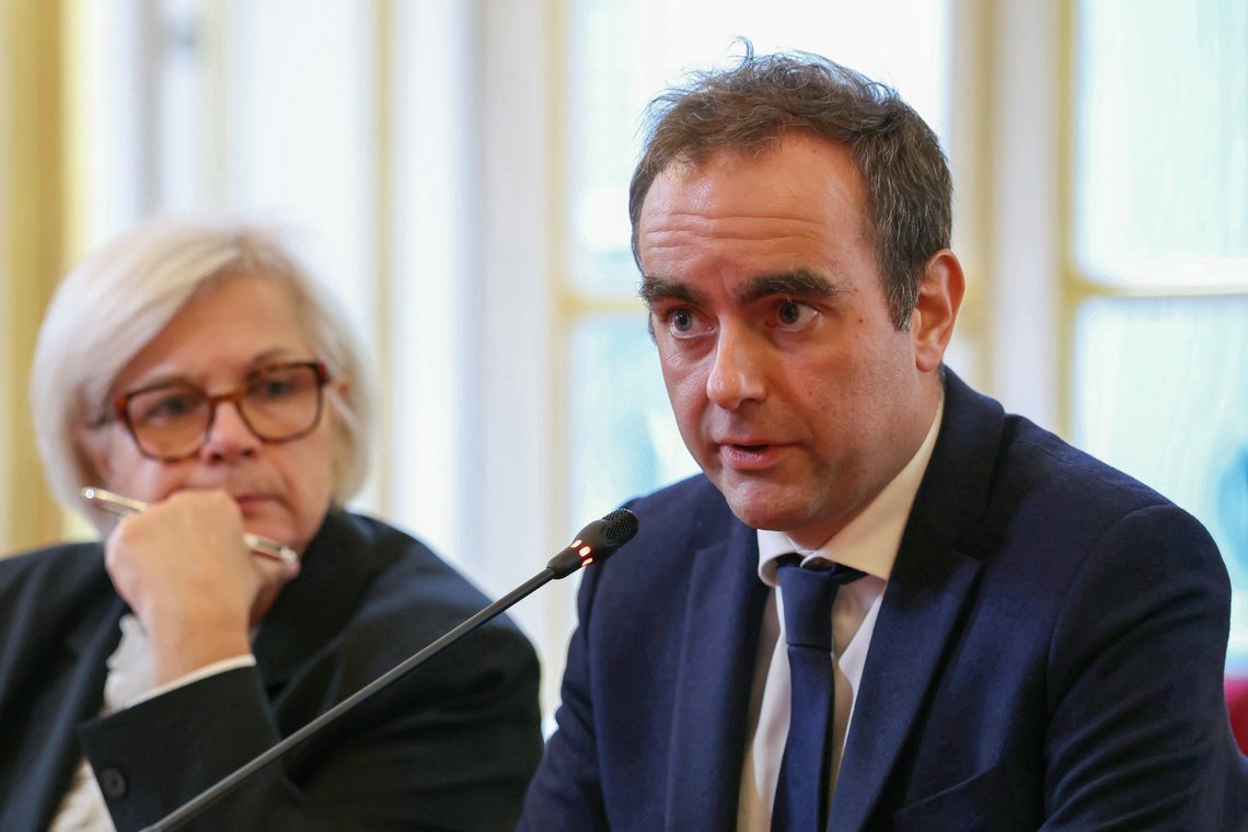 Frankrigs genindsatte premierminister Sebastien Lecornu taler ved siden af Frankrigs forsvarsminister Catherine Vautrin, mens han byder de nyudnævnte medlemmer af regeringen velkommen i Paris, 13. oktober 2025. Foto: Alain Jocard, AP-NTB. Frankrigs genindsatte premierminister Sebastien Lecornu taler ved siden af Frankrigs forsvarsminister Catherine Vautrin, mens han byder de nyudnævnte medlemmer af regeringen velkommen i Paris, 13. oktober 2025. Foto: Alain Jocard, AP-NTB.