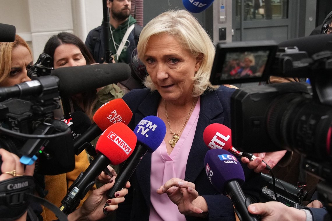 Marine Le Pen taler til medierne, efter at Frankrigs premierminister Sebastien Lecornu er trådt tilbage og har kastet landet ud i en dyb politisk krise. 6. oktober 2025 i Paris. Foto: Christophe Ena, AP-NTB. Marine Le Pen taler til medierne, efter at Frankrigs premierminister Sebastien Lecornu er trådt tilbage og har kastet landet ud i en dyb politisk krise. 6. oktober 2025 i Paris. Foto: Christophe Ena, AP-NTB.