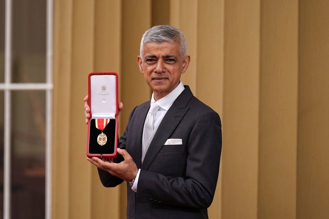 Sir Sadiq Khan, Londons borgmester, poserer efter at have modtaget et ridderslag under en ceremoni på Buckingham Palace i London den 10. juni 2025. Foto: Aaron Chown, AP-NTB. Sir Sadiq Khan, Londons borgmester, poserer efter at have modtaget et ridderslag under en ceremoni på Buckingham Palace i London den 10. juni 2025. Foto: Aaron Chown, AP-NTB.