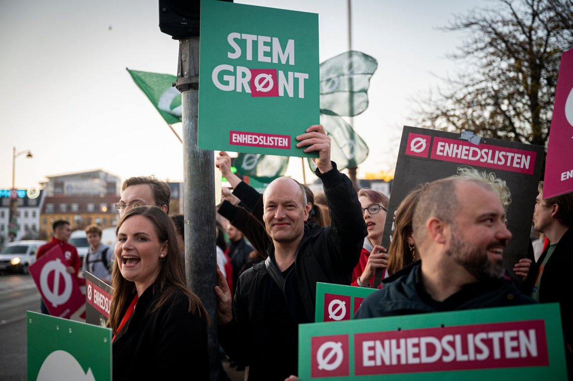 Mai Villadsen og Palle Dragsted fra Enhedslisten uddeler flyers på Dronning Louises Bro i København, tirsdag den 1. november 2022. Tirsdag er der folketingsvalg i Danmark.. (Foto: Ida Guldbæk Arentsen/Ritzau Scanpix) Mai Villadsen og Palle Dragsted fra Enhedslisten uddeler flyers på Dronning Louises Bro i København, tirsdag den 1. november 2022. Tirsdag er der folketingsvalg i Danmark.. (Foto: Ida Guldbæk Arentsen/Ritzau Scanpix)