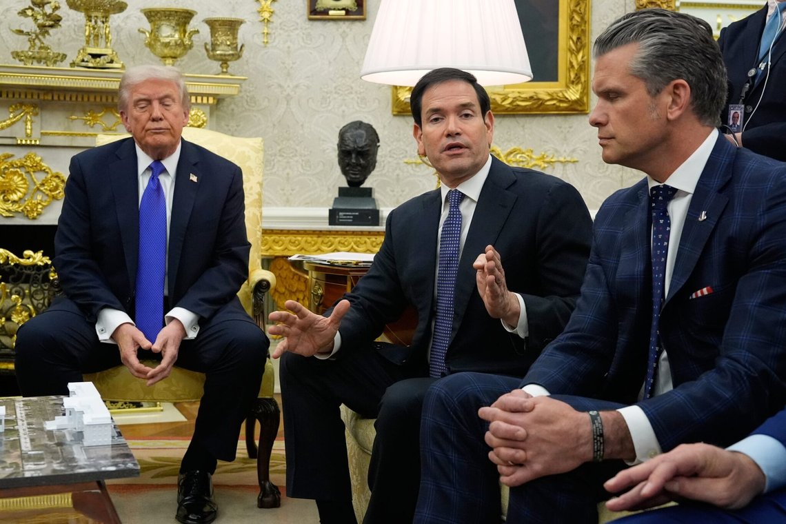 Præsident Donald Trump og forsvarsminister Pete Hegseth lytter, mens udenrigsminister Marco Rubio taler under et møde med NATO's generalsekretær Mark Rutte i Det Ovale Kontor i Det Hvide Hus onsdag den 22. oktober 2025 i Washington. Foto: AP/Alex Brandon/NTB Præsident Donald Trump og forsvarsminister Pete Hegseth lytter, mens udenrigsminister Marco Rubio taler under et møde med NATO's generalsekretær Mark Rutte i Det Ovale Kontor i Det Hvide Hus onsdag den 22. oktober 2025 i Washington. Foto: AP/Alex Brandon/NTB