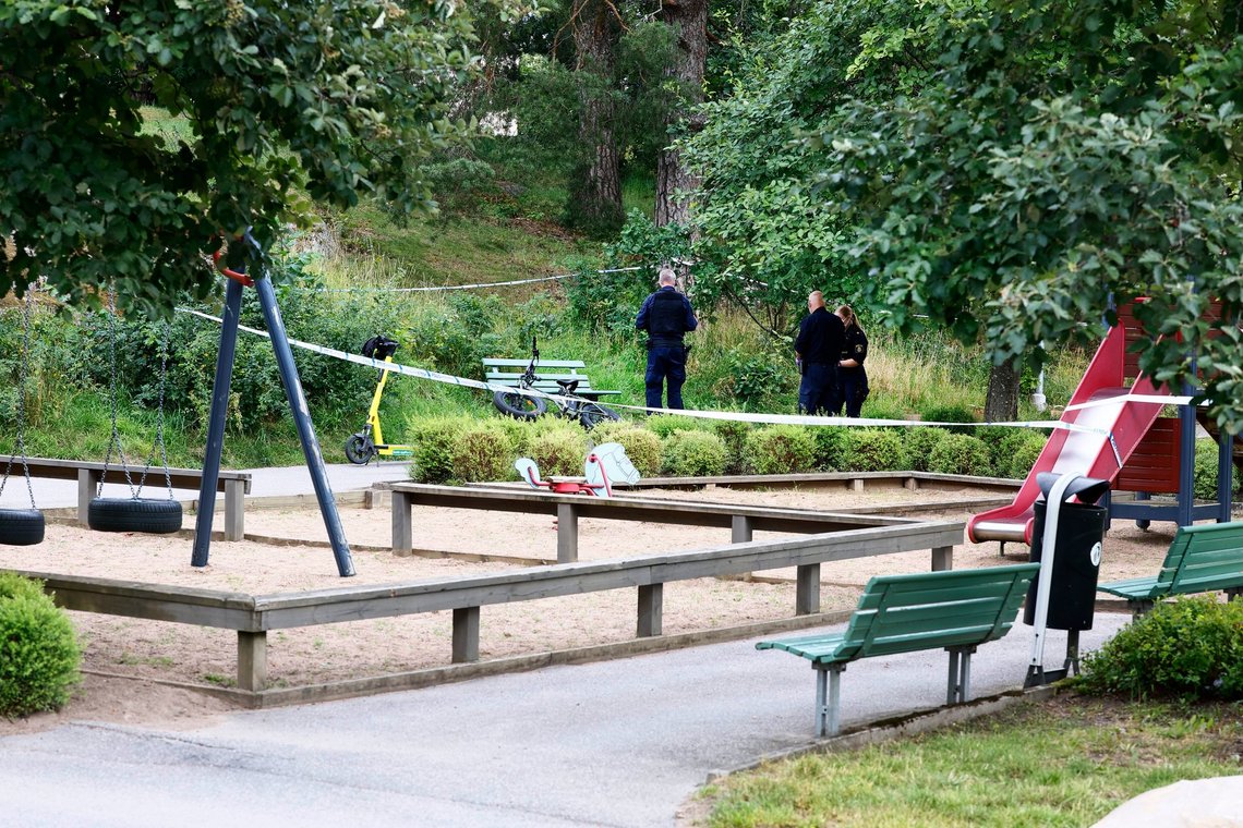 13. august 2024. Politiets teknikere på stedet, efter at en person er blevet skudt og dræbt i Berga-kvarteret i Linköping. Politiet blev alarmeret om eftermiddagen på grund af høje brag i området, skriver de på deres hjemmeside. Foto: Stefan Jerrevång, TT-NTB. 13. august 2024. Politiets teknikere på stedet, efter at en person er blevet skudt og dræbt i Berga-kvarteret i Linköping. Politiet blev alarmeret om eftermiddagen på grund af høje brag i området, skriver de på deres hjemmeside. Foto: Stefan Jerrevång, TT-NTB.