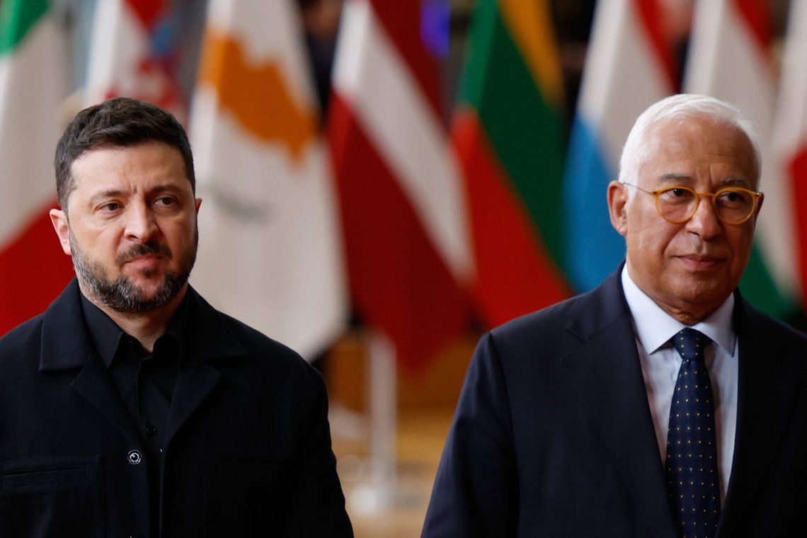 Ukraines præsident Volodymyr Zelenskyy, til venstre, og formanden for Det Europæiske Råd, Antonio Costa, ankommer til et EU-topmøde i Det Europæiske Råds bygning i Bruxelles, torsdag den 23. oktober 2025. (AP Photo/Geert Vanden Wijngaert) Ukraines præsident Volodymyr Zelenskyy, til venstre, og formanden for Det Europæiske Råd, Antonio Costa, ankommer til et EU-topmøde i Det Europæiske Råds bygning i Bruxelles, torsdag den 23. oktober 2025. (AP Photo/Geert Vanden Wijngaert)