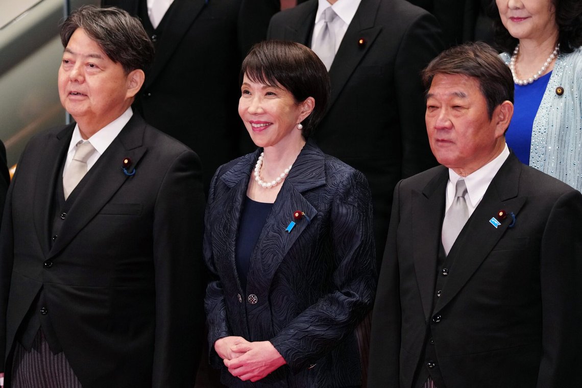 Japans premierminister Sanae Takaichi, forrest i midten, og hendes nye kabinetsmedlemmer poserer til et gruppebillede i Tokyo den 21. oktober 2025. (Jia Haocheng/Pool via AP) Japans premierminister Sanae Takaichi, forrest i midten, og hendes nye kabinetsmedlemmer poserer til et gruppebillede i Tokyo den 21. oktober 2025. (Jia Haocheng/Pool via AP)