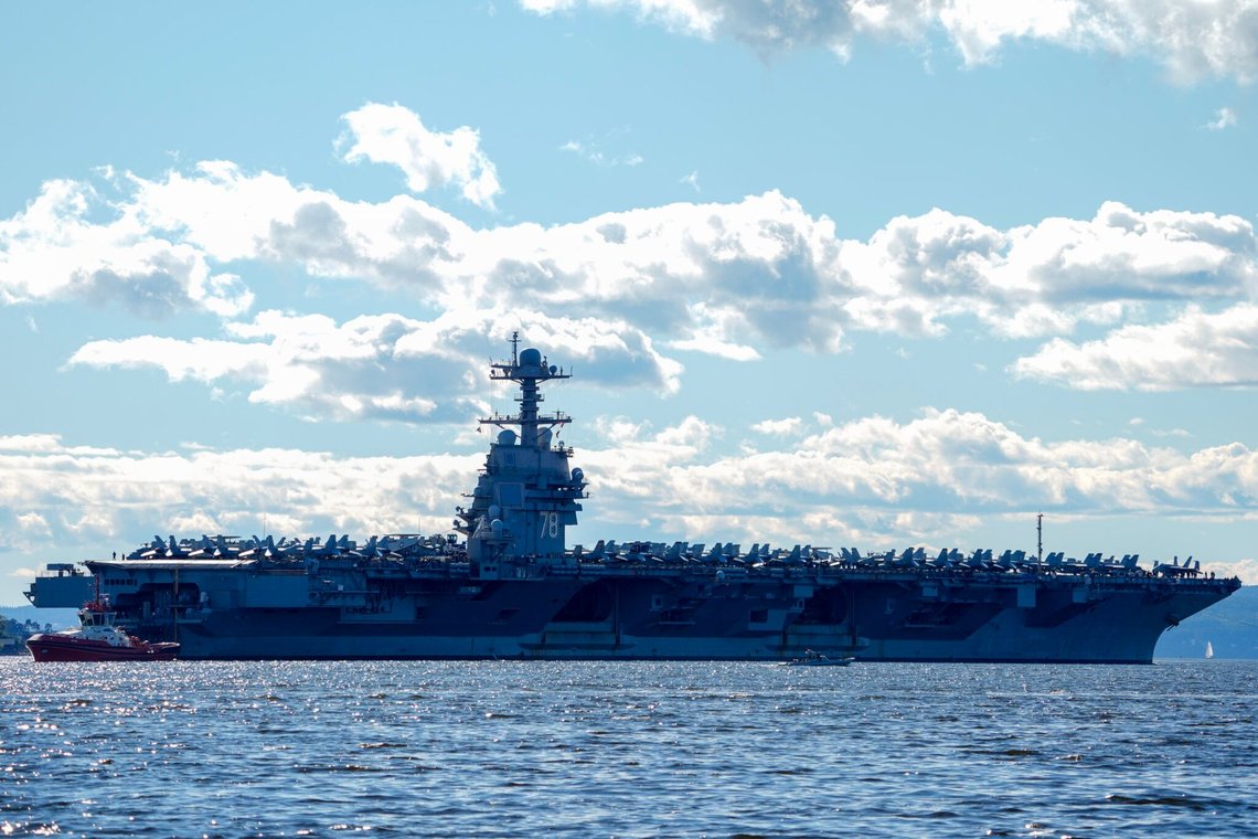 Oslo 20250917.
Det amerikanske hangarskipet USS Gerald R. Ford på vei ut Oslofjorden ved Nesodden og Bygdøy. Skipet er verdens største krigsskip og har ligget i havn i Oslo.
Foto: Lise Åserud / NTB Oslo 20250917.
Det amerikanske hangarskipet USS Gerald R. Ford på vei ut Oslofjorden ved Nesodden og Bygdøy. Skipet er verdens største krigsskip og har ligget i havn i Oslo.
Foto: Lise Åserud / NTB