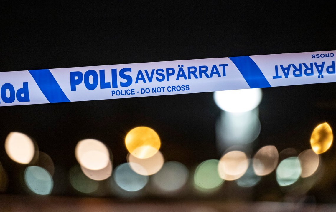 MALMÖ, SVERIGE 20230103
Polis och avspärrningar på Ramels väg på Rosengård i Malmö på tisdagskvällen efter ett större bråk. Polisen skriver på sin hemsida att två personer sökt vård på akuten vid SUS i Malmö med misstänkta stick eller skärskador efter bråket.
Foto: Johan Nilsson / TT / Kod 50090 MALMÖ, SVERIGE 20230103
Polis och avspärrningar på Ramels väg på Rosengård i Malmö på tisdagskvällen efter ett större bråk. Polisen skriver på sin hemsida att två personer sökt vård på akuten vid SUS i Malmö med misstänkta stick eller skärskador efter bråket.
Foto: Johan Nilsson / TT / Kod 50090