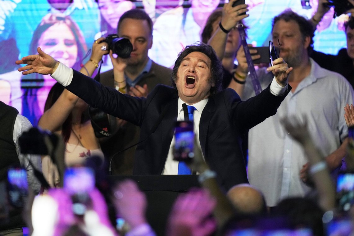 Argentinas præsident Javier Milei fejrer sejren ved midtvejsvalget til lovgivende forsamling i Buenos Aires, Argentina, søndag den 26. oktober 2025. (AP Photo/Rodrigo Abd) Argentinas præsident Javier Milei fejrer sejren ved midtvejsvalget til lovgivende forsamling i Buenos Aires, Argentina, søndag den 26. oktober 2025. (AP Photo/Rodrigo Abd)