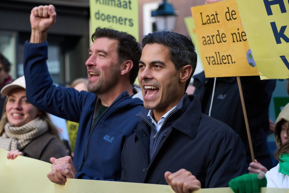 Rob Jetten, leder af partiet Democraten 66 (D66), til højre, sluttede sig til tusindvis af mennesker, der demonstrerede for hårdere tiltag mod klimaforandringer få dage før parlamentsvalget i Holland den 29. oktober, i Haag, Holland, søndag den 26. oktober 2025. (AP Photo/Peter Dejong) Rob Jetten, leder af partiet Democraten 66 (D66), til højre, sluttede sig til tusindvis af mennesker, der demonstrerede for hårdere tiltag mod klimaforandringer få dage før parlamentsvalget i Holland den 29. oktober, i Haag, Holland, søndag den 26. oktober 2025. (AP Photo/Peter Dejong)