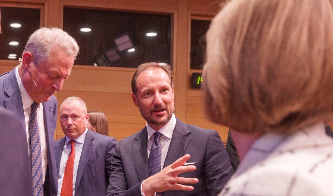 Find de fem fejl: En tidligere amerikansk vicepræsident, der skabte global klimapanik, lederen af den norske oliefond, der kun kan investere uden for Norge, en woke tronarving, der mente, at ét strømkabel til Tyskland ikke var nok, og en centralbankchef, der taler i fuld alvor om behovet for at omstille den globale økonomi til lave emissioner, deltager i en klimakonference arrangeret af Norges Bank. Hvad kan der mon gå galt her? Foto: Javad Parsa / NTB. Find de fem fejl: En tidligere amerikansk vicepræsident, der skabte global klimapanik, lederen af den norske oliefond, der kun kan investere uden for Norge, en woke tronarving, der mente, at ét strømkabel til Tyskland ikke var nok, og en centralbankchef, der taler i fuld alvor om behovet for at omstille den globale økonomi til lave emissioner, deltager i en klimakonference arrangeret af Norges Bank. Hvad kan der mon gå galt her? Foto: Javad Parsa / NTB.