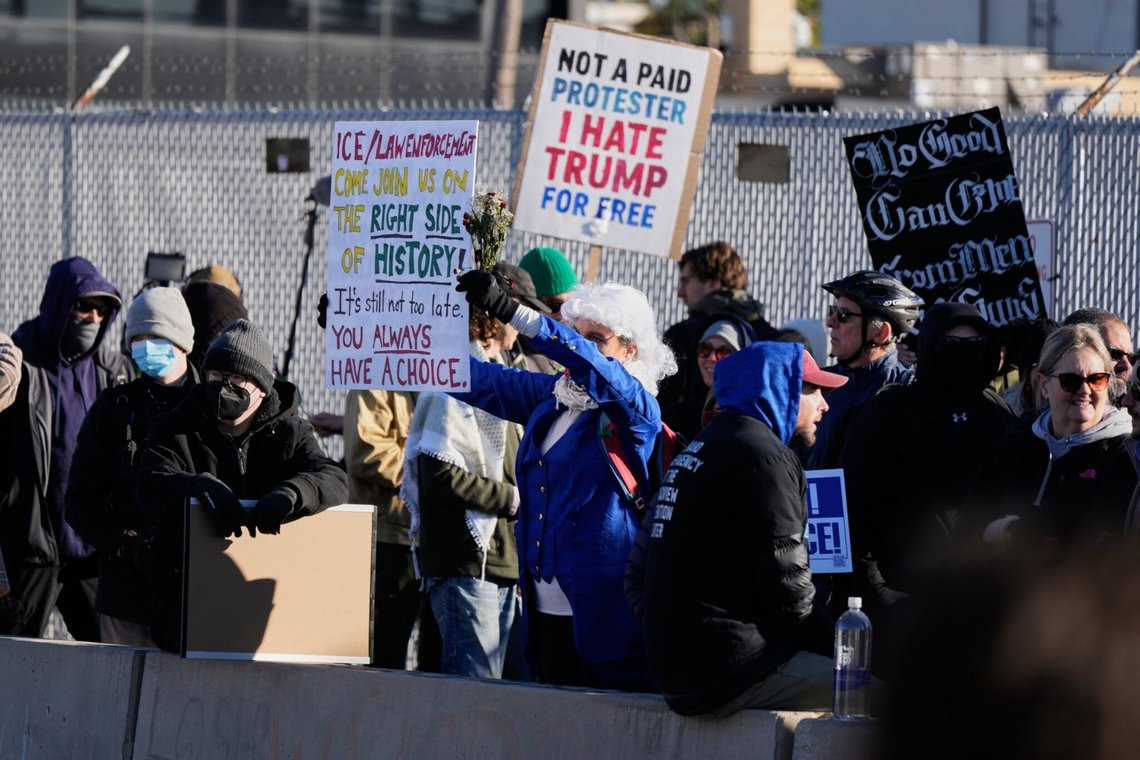 Demonstranter i Broadview, Chicago, hævder, at de demonstrerer gratis, selvom det er velkendt, at sådanne demonstrationer ofte finansieres af organisationer som George Soros' Open Society Foundations. Foto: AP /Nam Y. Huh/ NTB Demonstranter i Broadview, Chicago, hævder, at de demonstrerer gratis, selvom det er velkendt, at sådanne demonstrationer ofte finansieres af organisationer som George Soros' Open Society Foundations. Foto: AP /Nam Y. Huh/ NTB