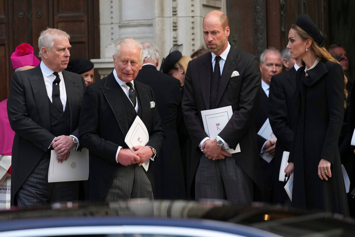 Prins Andrew, kong Charles og kronprins William efter begravelsen af hertuginde Katharine af Kent i september. Foto: Joanna Chan/AP/NTB Prins Andrew, kong Charles og kronprins William efter begravelsen af hertuginde Katharine af Kent i september. Foto: Joanna Chan/AP/NTB