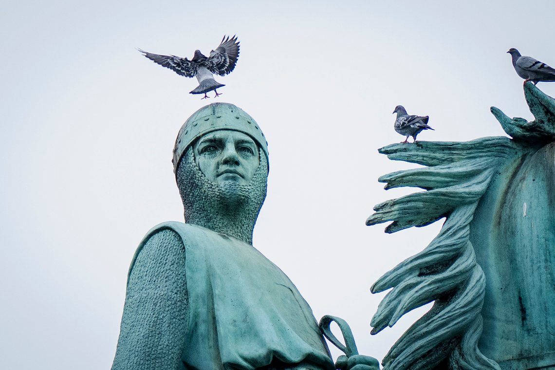 Rytterstatuen af Biskop Absalon på Højbro Plads. Statuer og springvand i København, fredag den 17. oktober 2025. (Foto: Sebastian Elias Uth/Scanpix 2025) Rytterstatuen af Biskop Absalon på Højbro Plads. Statuer og springvand i København, fredag den 17. oktober 2025. (Foto: Sebastian Elias Uth/Scanpix 2025)